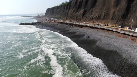 Imágenes-Aéreas-Rápidas-De-4k-Durante-El-Día-Del-Océano-Pacífico-Golpeando-Sus-Poderosas-Olas-En-La-Costa-De-Miraflores-Y-Las-Playas-Adoquinadas