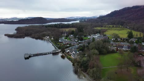 vista aérea del pueblo de luss en un día nublado de invierno