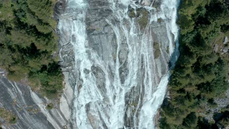 cascata del toce cae en picada desde la cara vertical del acantilado, val formazza, italia