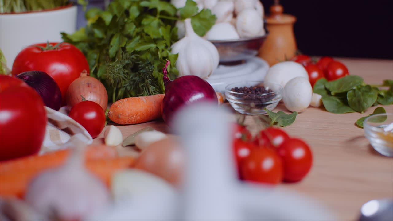Primo Piano Di Varie Verdure Su Tavolo Rotanti: Pomodoro Fresco, Carota, Cipolla Rossa E Aglio 3