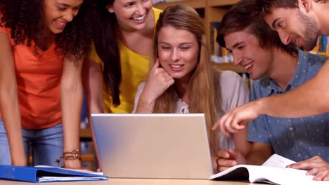 estudiantes trabajando juntos en la biblioteca