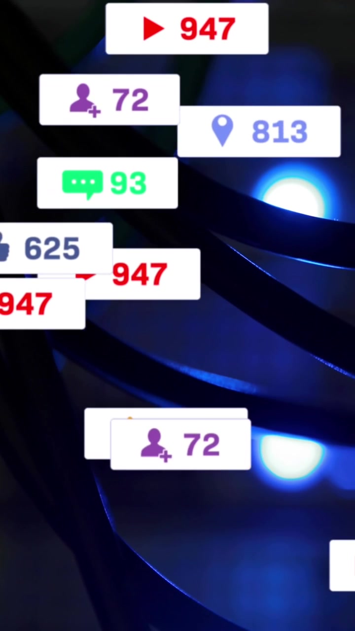 Animation af ikoner for sociale medier og tal over en mand i telefonopkald.