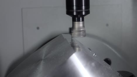 máquina de fresado cnc para metalurgia. corte de metal tecnología de procesamiento moderna.