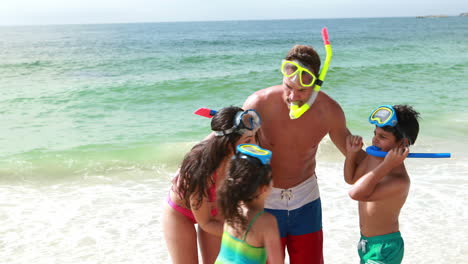 familia jugando junto a la playa