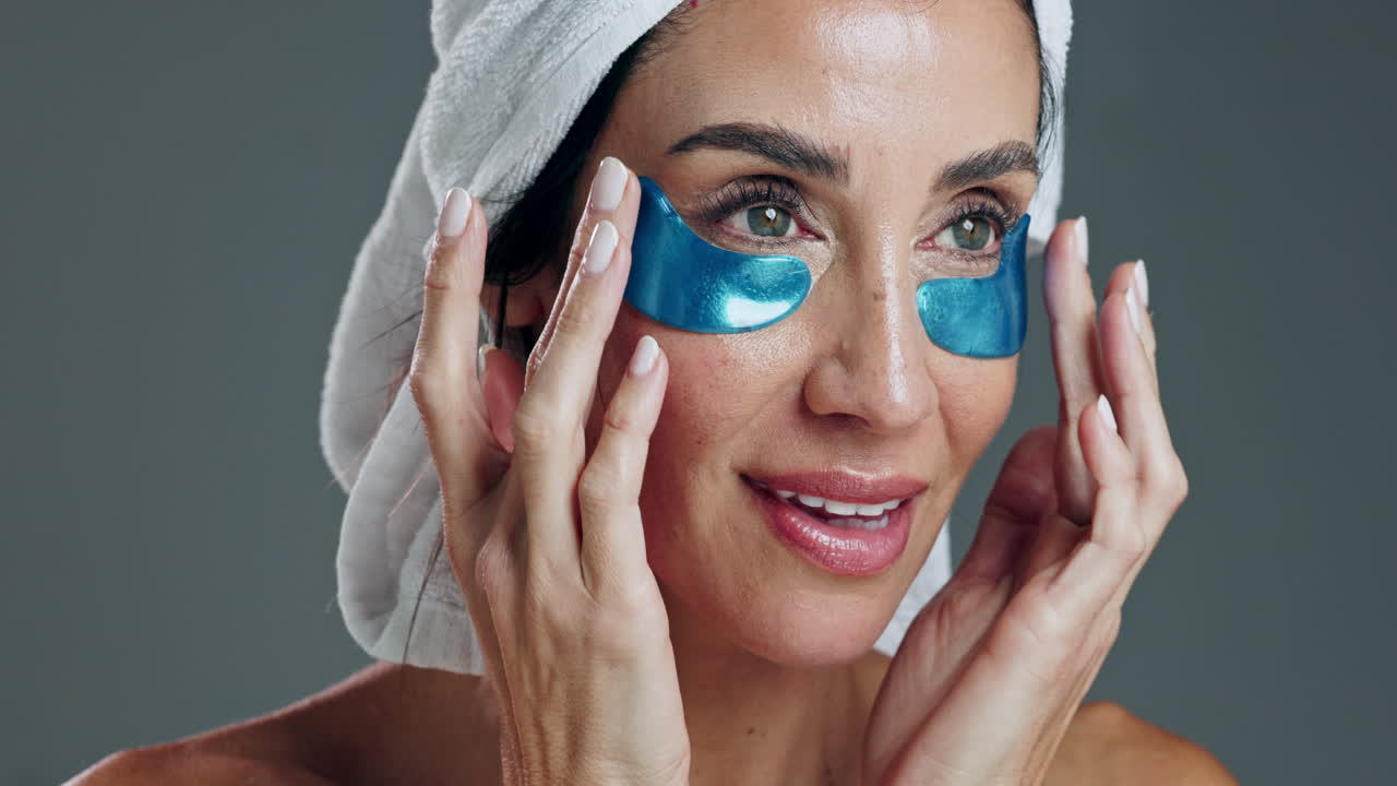 mujer con parches en los ojos, feliz y relajada