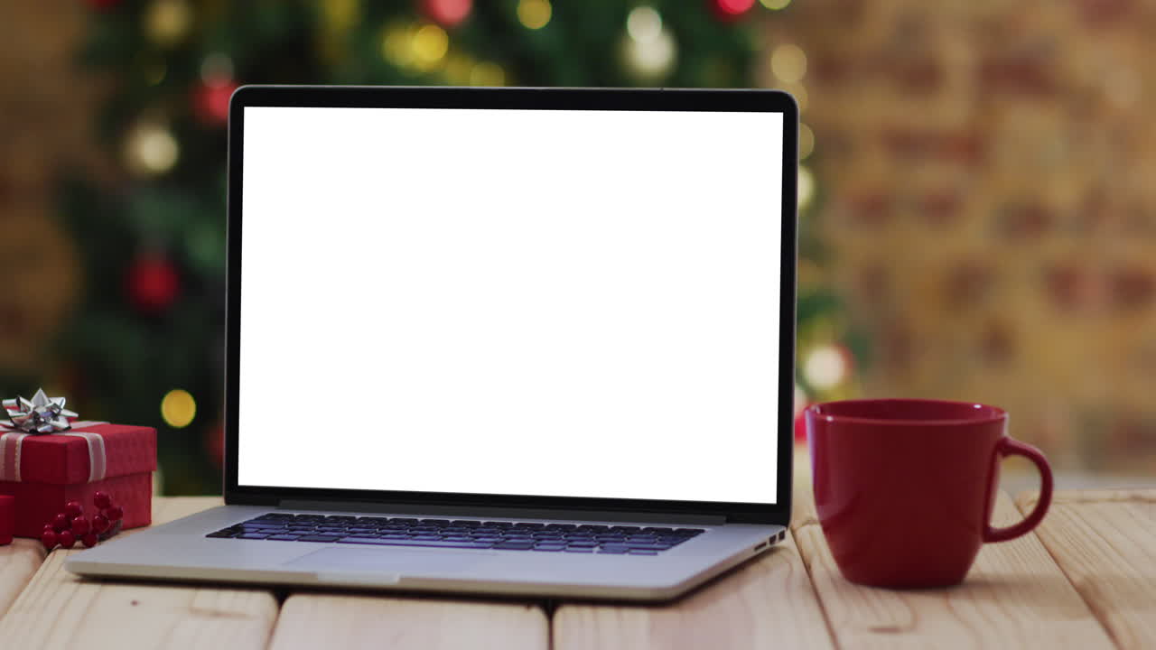 Laptop con spazio per il testo sullo schermo, con decorazioni natalizie e albero