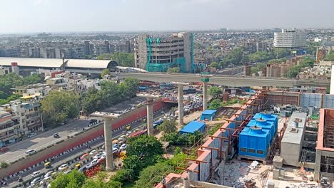 Tráfico-Por-Carretera-Atasco-De-Movimiento-Lento-Cerca-De-La-Estación-De-Metro-Vista-De-Drones