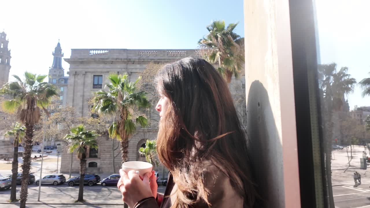 Donna in relax al sole in un ambiente urbano interno.