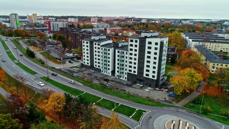 Verkehr-Auf-Der-Straße-Und-Kreisverkehr-Entlang-Des-Wohnhochhauses