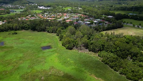 aérea sobre el arroyo mudgeeraba, el parque firth y las viviendas residenciales en mudgeeroba, gold coast, queensland, australia