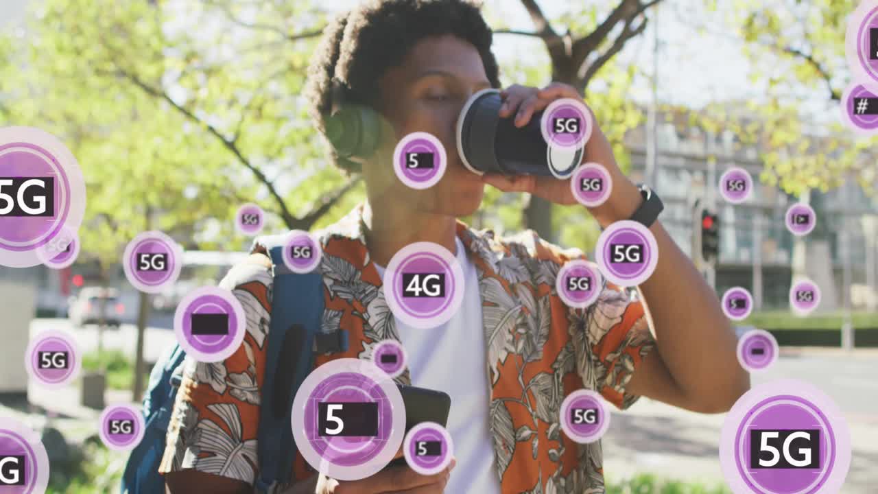 animación de textos 5g sobre hombre afroamericano usando un teléfono inteligente.
