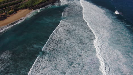 Rompiendo-Olas-Desde-Arriba-A-Lo-Largo-De-La-Costa-De-Maui