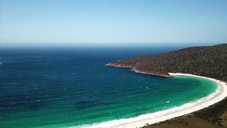 drone volando hacia la bahía de wineglass tasmania