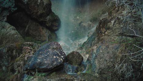 hermosa cascada cayendo sobre una roca.