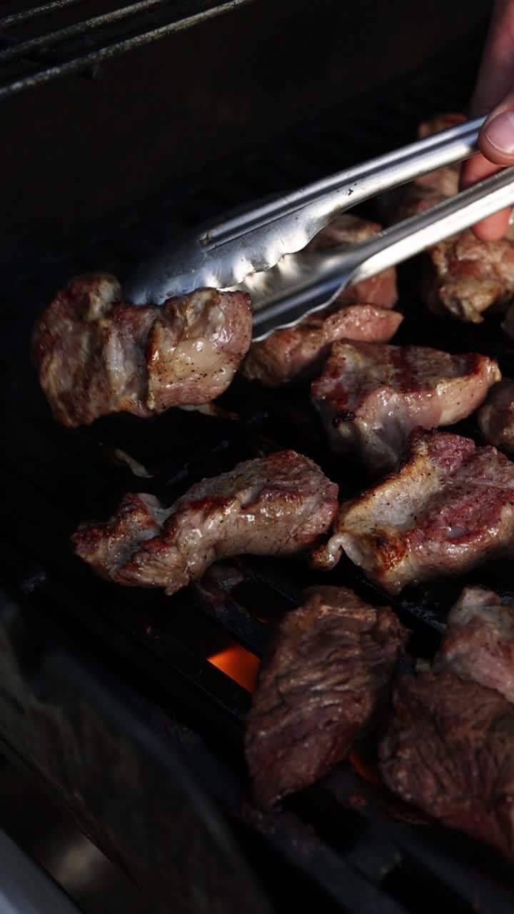 grelhando carne de porco em uma churrasqueira