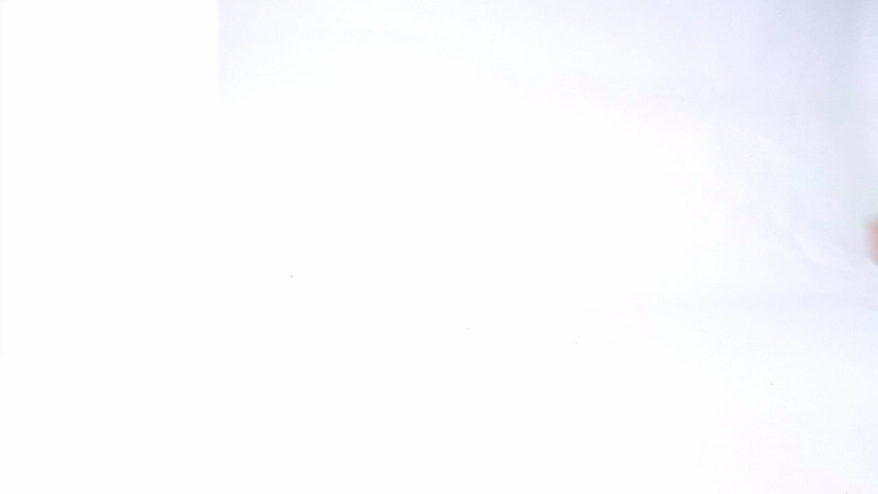 mano de mujer haciendo el gesto de "señalarte" sobre fondo blanco