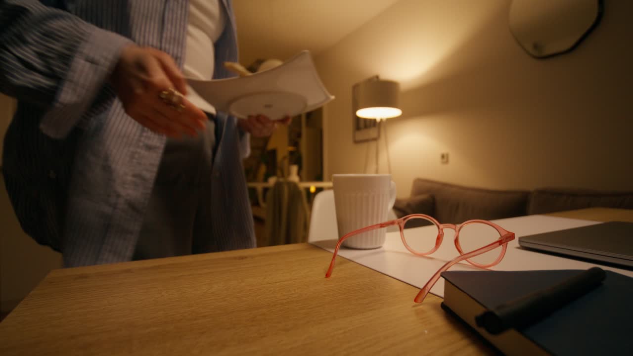 mujer cenando en casa por la noche