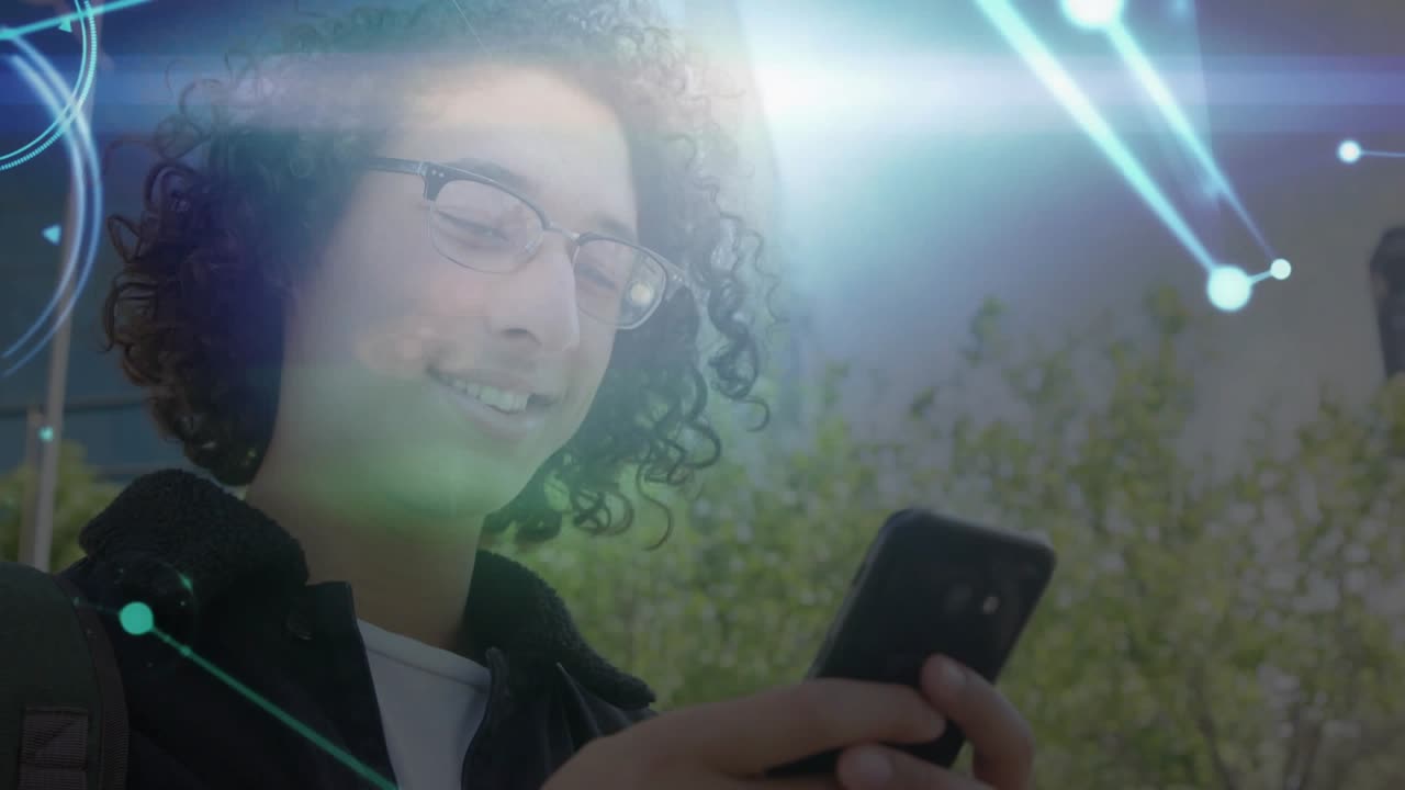 Uomo che tocca lo smartphone all'aperto e attiva l'HUD di rete, accedendo ai dati per designer e marketer