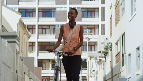 Mujer-Caminando-Con-Bicicleta-En-La-Calle-De-La-Ciudad-4k