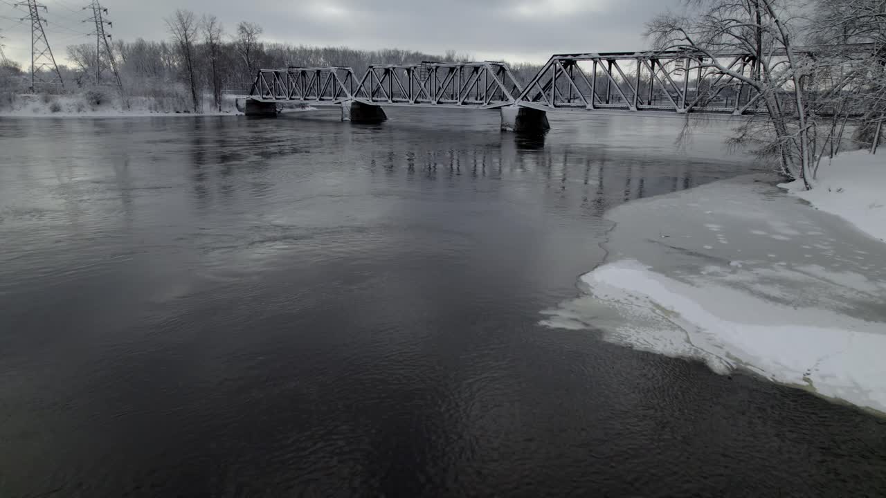 겨울에 강을 건너는 오래된 얼어붙은 철교