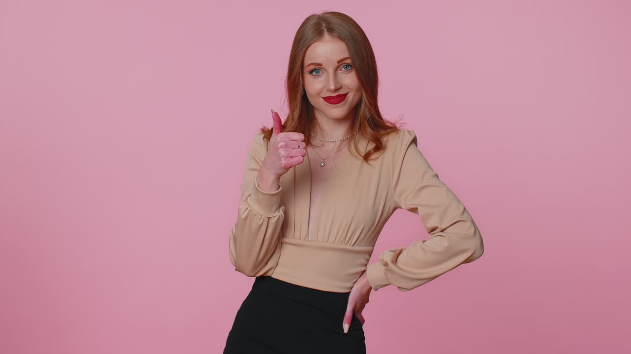 사업가 소녀 는 엄지 손가락 을 들고 동의 하고, 긍정적 인 대답 을 해서 광고 를 추천 한다