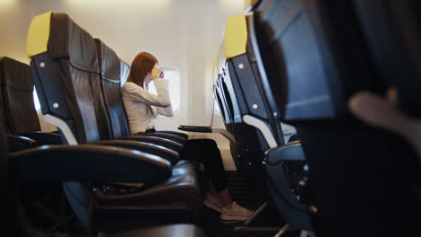 mujer sentada en un avión