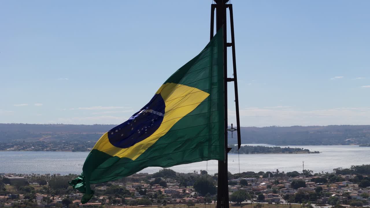 Dettaglio della bandiera brasiliana che sventola nella Piazza dei Tre Poteri a Brasilia.