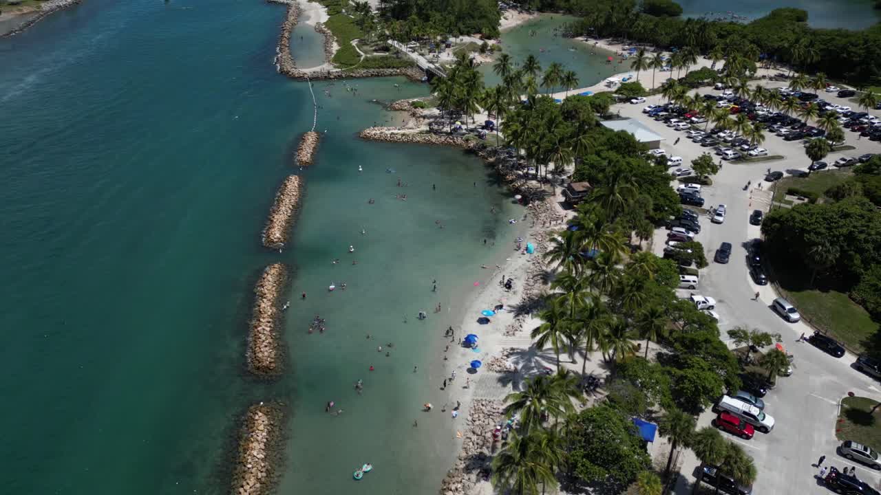 mirando directamente a la gente divirtiéndose en una laguna a lo largo del río loxahatchee en florida