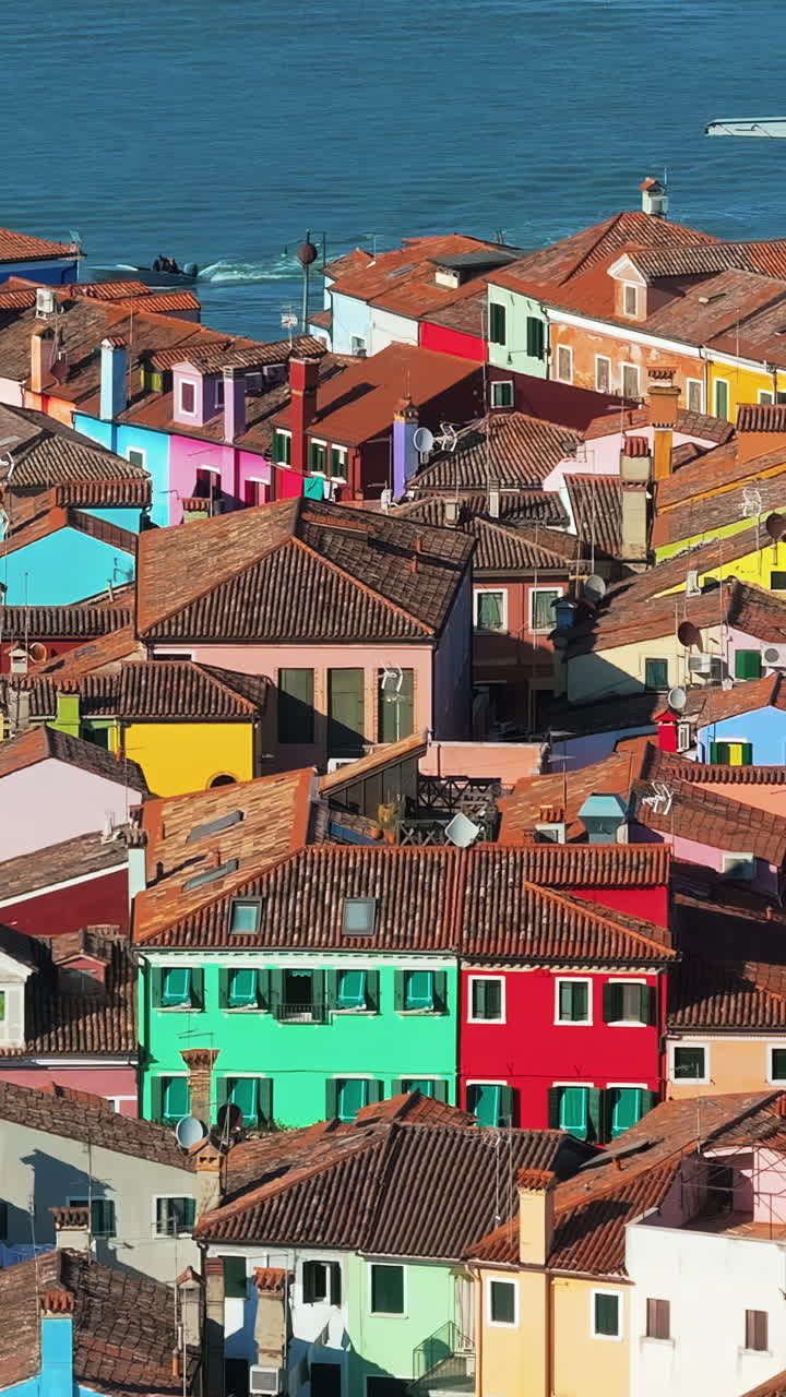 Vista aerea con drone delle case colorate dell'isola di Burano, Italia. Verticale