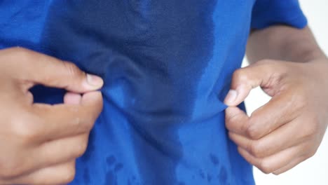 cerca de una camisa azul sudorosa