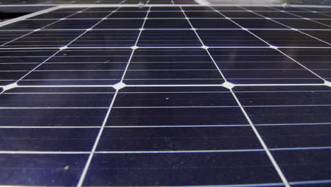 la superficie de un panel solar monocristalino.