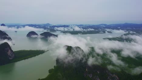 vistas aéreas sobre el paisaje nublado de la bahía de phang nga con manglares y ríos, tailandia