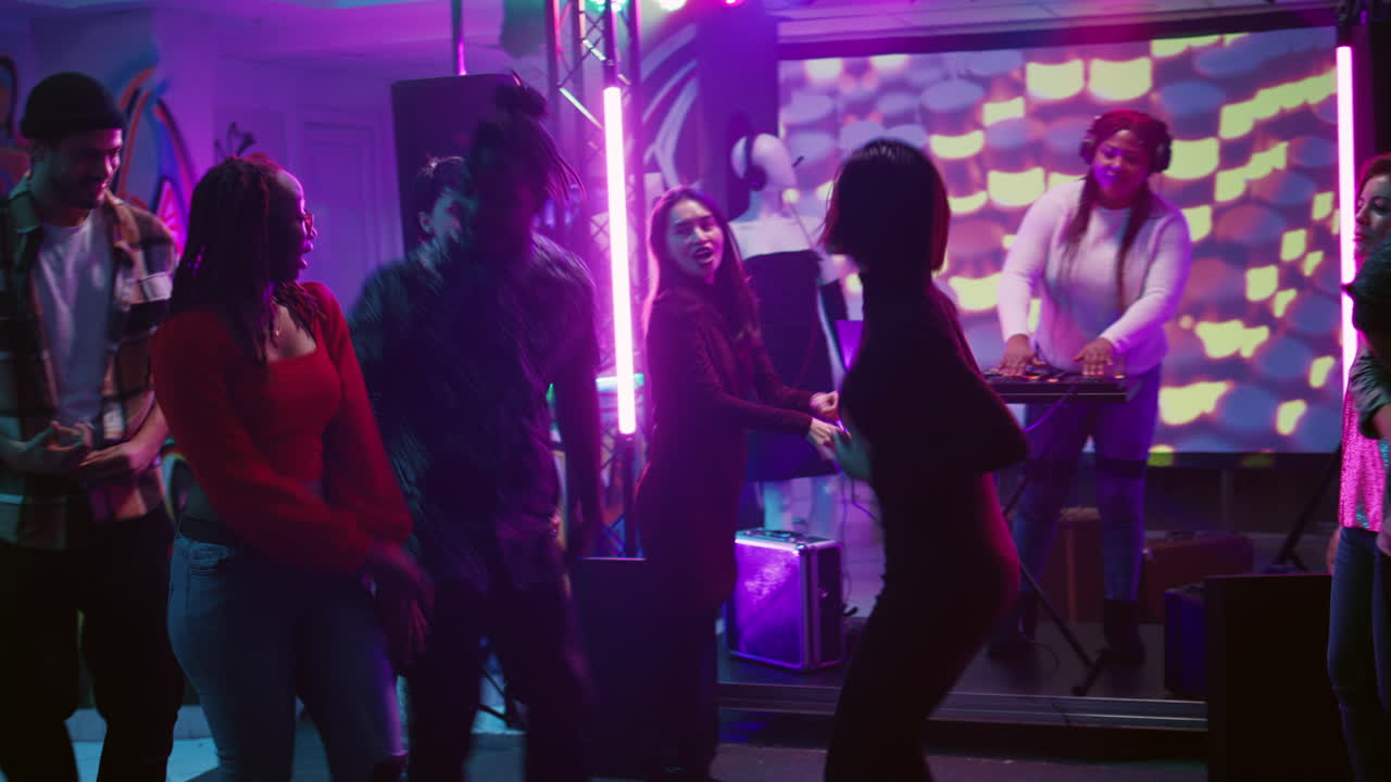 Bir gece kulübünde partide dans eden insanlar
