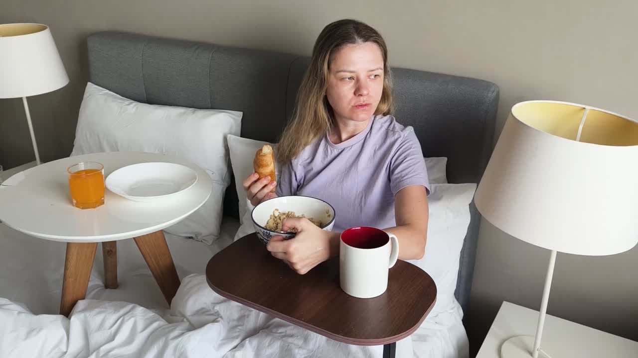 침대에서 아침 식사를 하는 여자