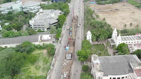 Vista-Aérea-De-La-Construcción-Del-Ferrocarril-Del-Metro-De-Chennai-En-Mount-Poonamallee-Road,-La-Iglesia-Kristhu-Jyothi