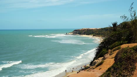 Hermosa-Inclinación-Hasta-La-Exótica-Playa-Tropical-De-Praia-Do-Amor-Cerca-De-Pipa,-Brasil-En-Un-Cálido-Día-De-Verano