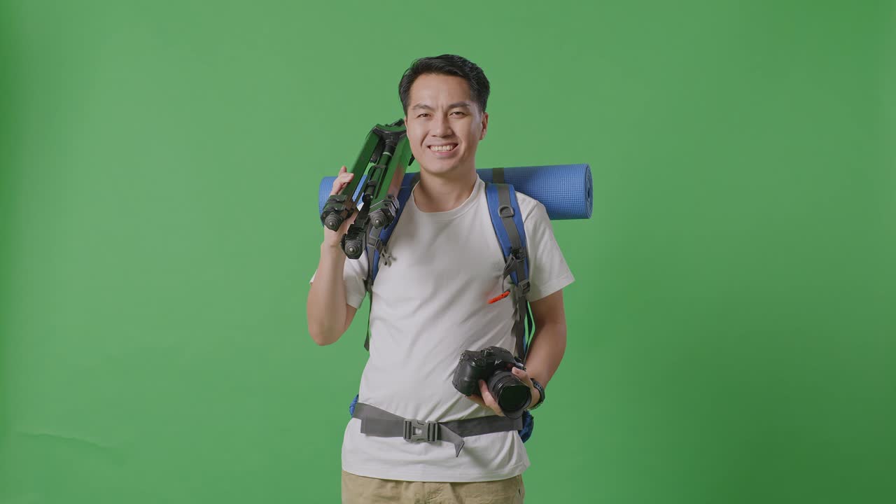 hombre con mochila, trípode y cámara