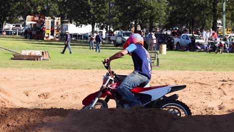 motociclista actuando en una arena de arena