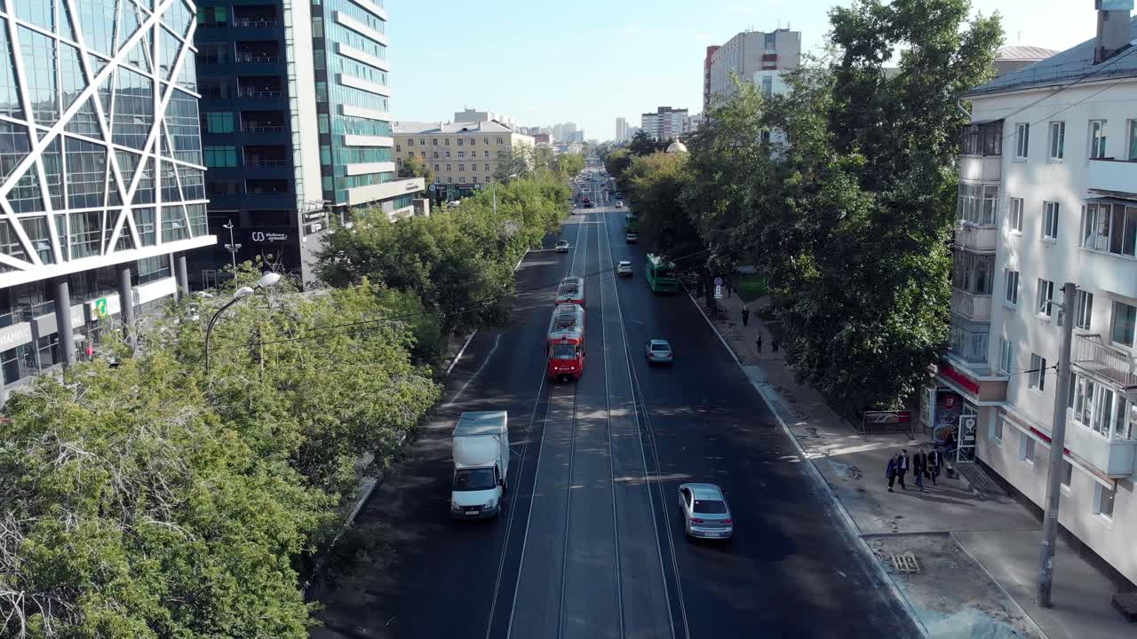 calle de la ciudad con tranvía y edificios