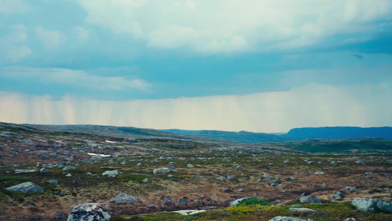 노르웨이 트론델라그의 인드레 포센에서 스쿠르벤에서 메피엘스바트넷으로 가는 길을 따라 구름이 가득한 하늘 아래의 거친 바위 풍경 - 손으로 찍은 사진