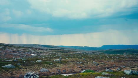 un paisaje escarpado y rocoso bajo un cielo nublado a lo largo de la ruta de skurven a mefjellsvatnet en indre fosen, trøndelag, noruega - foto de mano