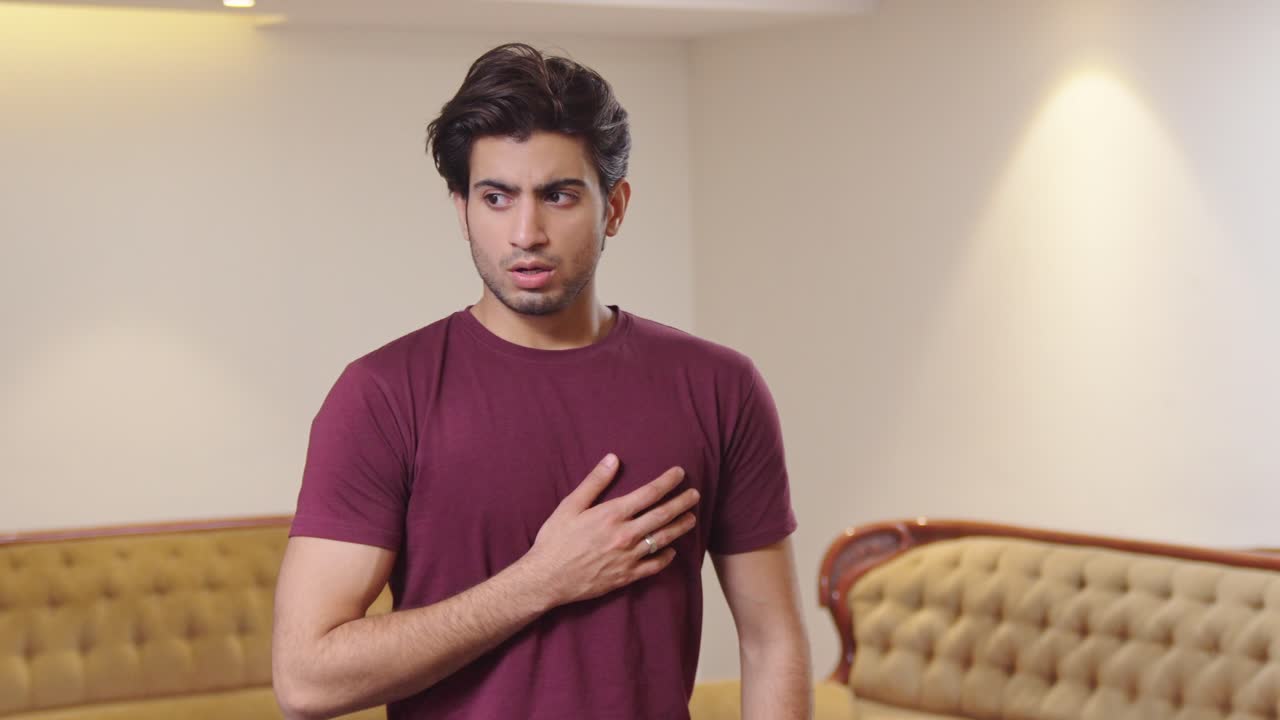 hombre indio asustado asustado por fantasmas