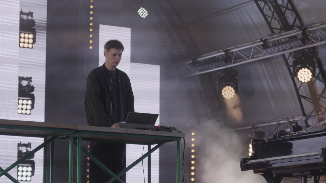 무대에서 공연하는 dj