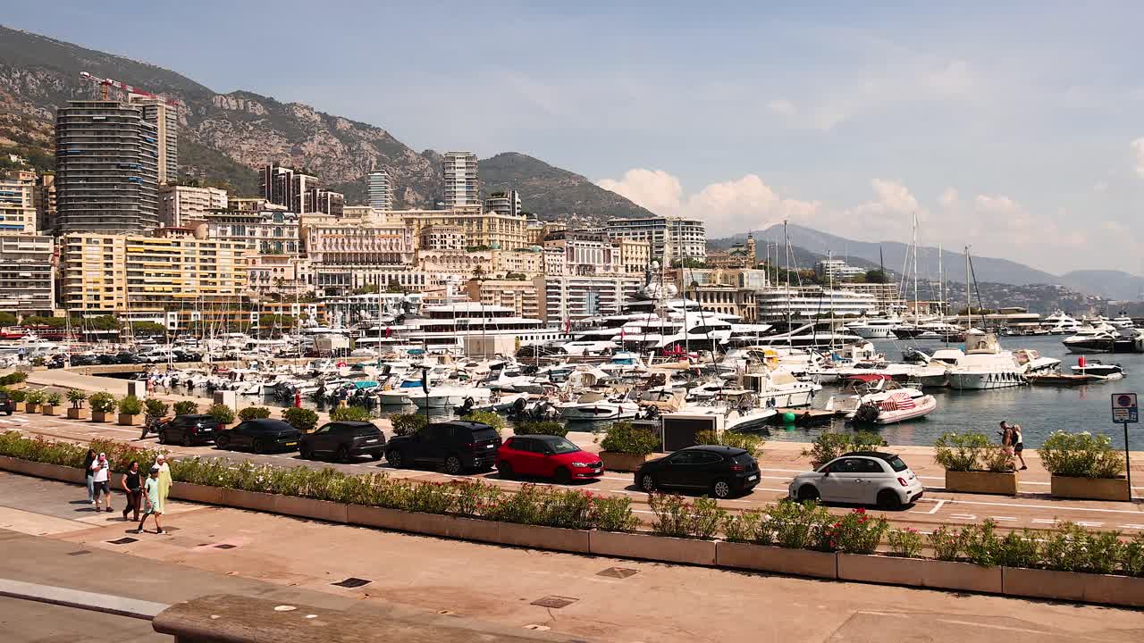 Porto con yacht e panorama urbano a Monte Carlo