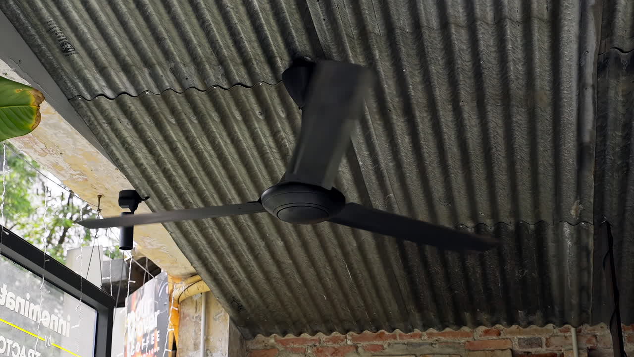 움직이는 검은 천장 팬