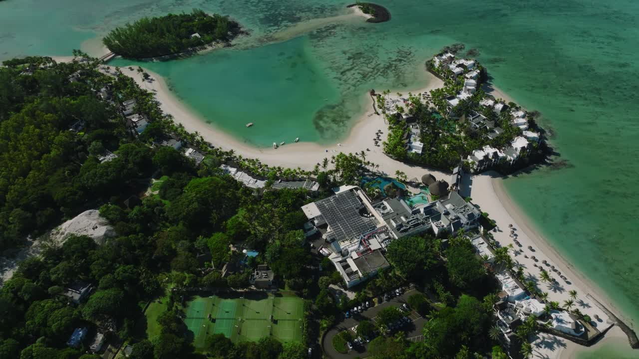 공중 전망: 많은 나무가 있는 현대적이고 생태적인 녹지 공간, 많은 녹색 나무와 다른 식물, 환경 보호