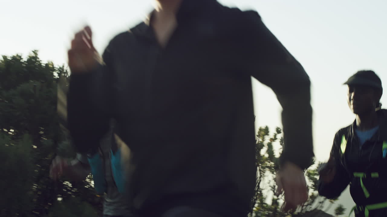 우리는 활동적이어야 하는 일을 하는 것을 좋아합니다.