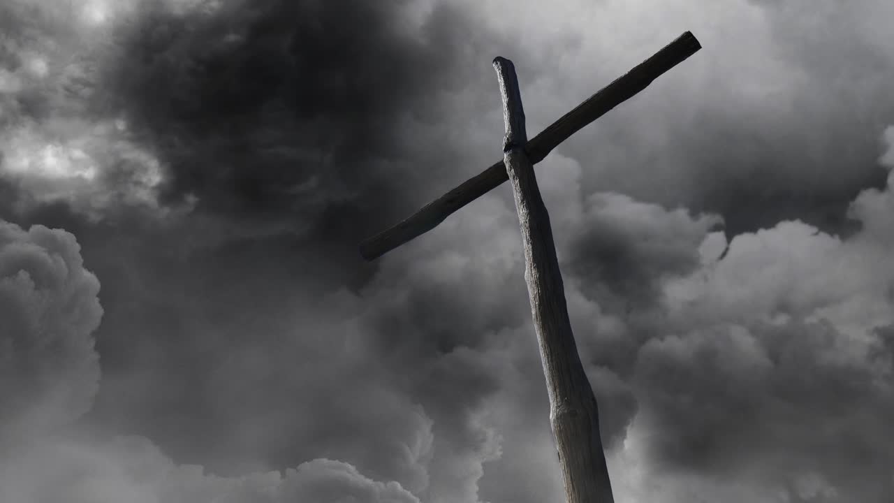 폭풍우 구름을 배경으로 나무 십자 기둥