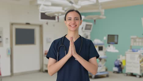 doctora india feliz haciendo namaste