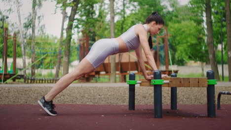 Atleta-Femenina-Haciendo-Flexiones-De-Banco-Para-Ejercicios-De-Fuerza-En-El-Parque-De-La-Ciudad-En-Verano.-Mujer-Deportiva-Entrenando-Al-Aire-Libre